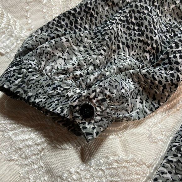 Kenar Womens Button up Blouse - Picture 3 of 5